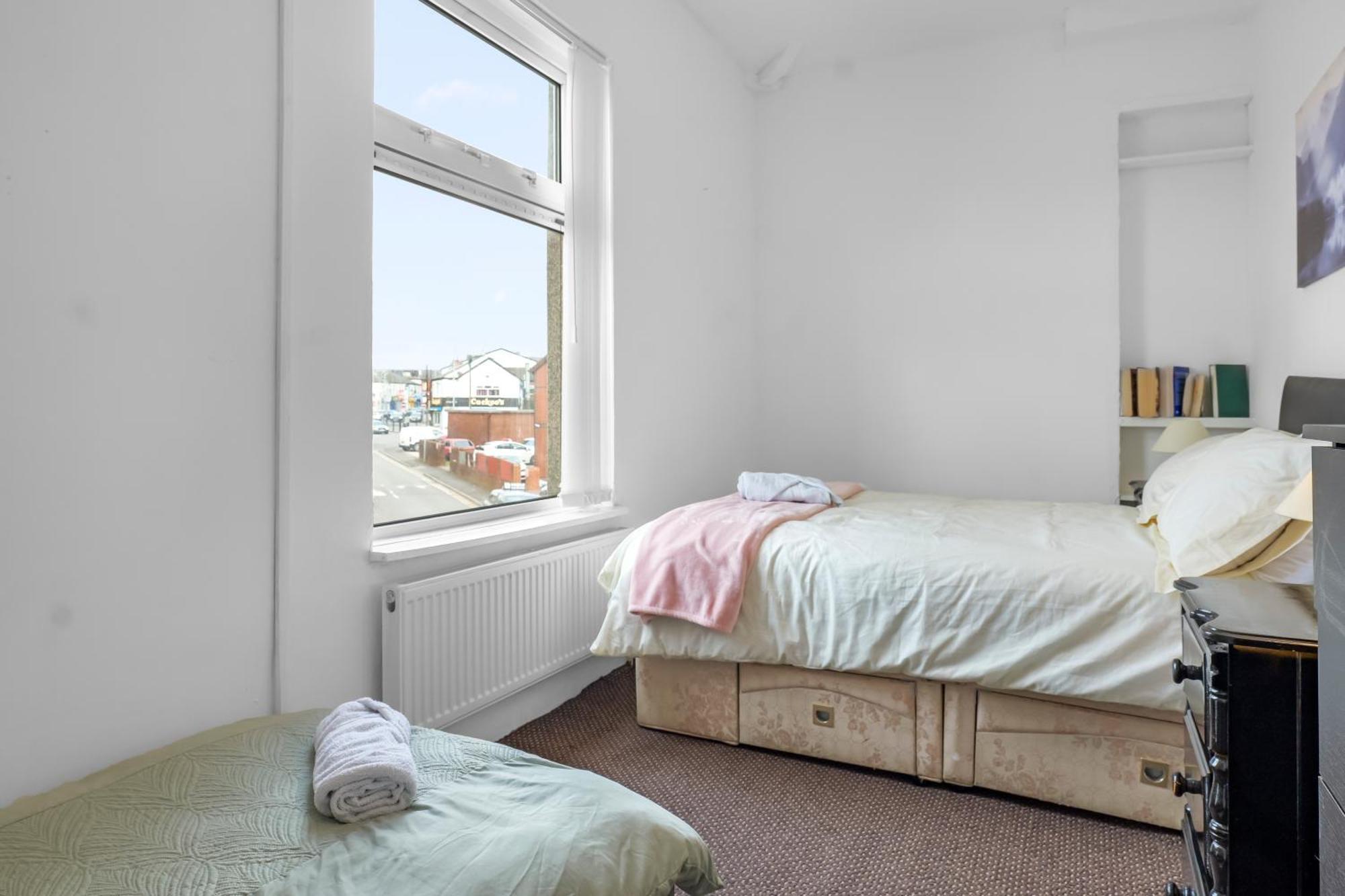 Rochdale 3 Bedroom House 2 Bath With Free Parking Sleeps 7 Εξωτερικό φωτογραφία